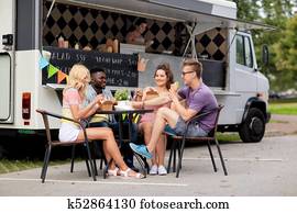 feliz, amigos, com, bebidas, comer, em, alimento, caminhão