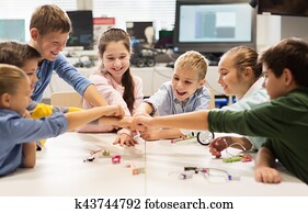 feliz, crianças, fazer, punho, inchaço, em, robótica, escola