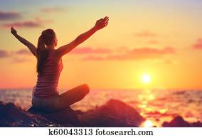 entspannung, und, joga, an, sonnenuntergang, -, m?dchen, mit, offenen armen, schauen, wasserlandschaft entspannung, und, joga, an, sonnenuntergang, -, m?dchen, mit, offenen armen, schauen, wasserlandschaft