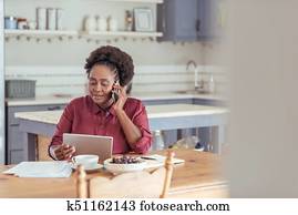 lächelnde frau, gebrauchend, a, tablette, und, reden telefon