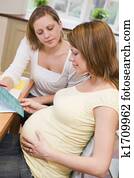 אישה בהריון, ב, מטבח, עם, ידיד, לקרוא, חוברת