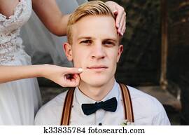 Bride leaning on the groom