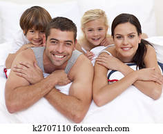 familia feliz, juego, en, padre, cama