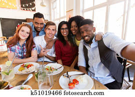 feliz, amigos, levando, selfie, em, restaurante, ou, barzinhos