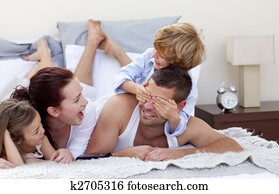 feliz, familia joven, tener diversión, en cama