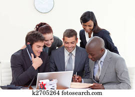 geschäftsmenschen, in, a, versammlung, gebrauchend, a, telefon, und, a, laptop