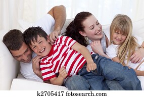 glad familie, har moro, på sofaen