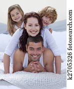 retrato, de, familia feliz, tener diversión, en cama