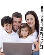 retrato, de, familia joven, utilizar, un, computador portatil, en casa