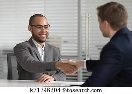 sonriente, americano africano, solicitante de trabajo, apretón de manos, hora, empleador, conseguir, empleado
