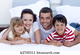 sonriente, familia, mentira en cama, juntos