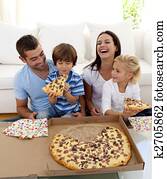 uśmiechanie się, rodzina jedzenie, pizza, w, życie-pokój, wszystko razem