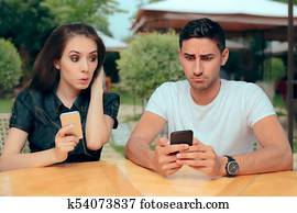 curioso, novia, verificar, novio, teléfono, recibiendo, textos, mensajes