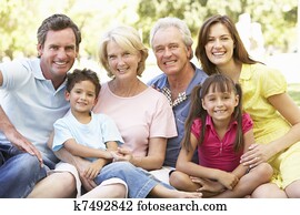 estendido, agrupe retrato, de, família, desfrutando, dia, parque