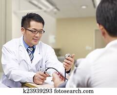 asiático, doutor paciente