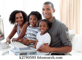 glücklich, afro-american, familie, arbeitende, mit, a, edv, hause