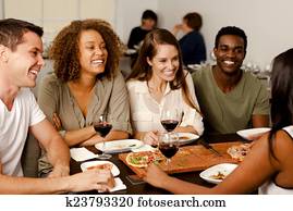 grupo amigos, rir, em, um, restaurante