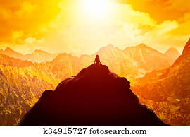 meditierende frau, in, sitzen, joga position, auf, dass, oberseite, von, a, bergwelt, oben, wolkenlandschaft, an, sunset.