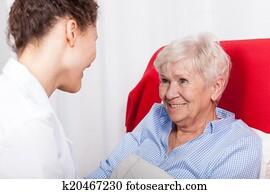 ältere frau, lächelt, to, krankenschwestern