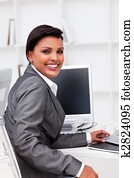 attraktive, weibliche exekutive, arbeiten, a, berechnen