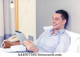 feliz, mujer de negocios, con, computadora personal tableta, en, habitación de hotel