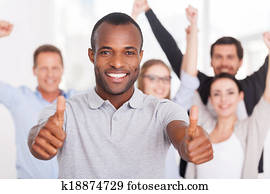 glad, affär, team., glad, ung, afrikan bemanna, visande, hans, tummar uppe, dig, och, le, medan, folk grupp, in, tillfälligt slitage, stående, fond