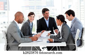 multi-ethnisch, geschäftsmenschen, disscussing, a, budget, plan