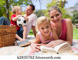 feliz, família jovem, desfrutando, um, piquenique