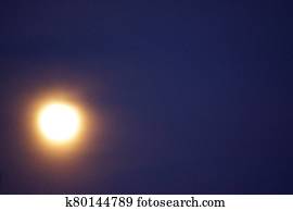 Supermoon, rose, pleine lune, 8, avril, 2020, dans, france Banque d'Image | k79868992 | Fotosearch