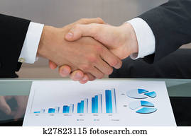 geschäftsmänner, schüttelnde hand, vor, schaubild