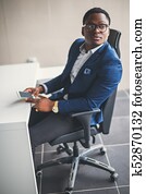 calmo, americano africano, homem negócios, em, modernos, escritório