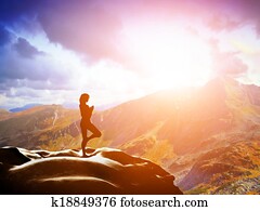 frauenansehen, in, baum, joga position, meditieren, in, bergwelt, an, sonnenuntergang