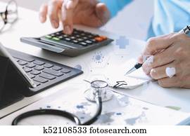 healthcare, التكاليف, أيضا, الرسوم, concept., أعطى, بسبب, إدراك, حامل دكتوراه, عتيق, أداة تعريف إنجليزية غير معروفة, آلة حاسبة صغيرة, ب, التكاليف الطبية, إلى داخل, حديث جديد, مستشفى