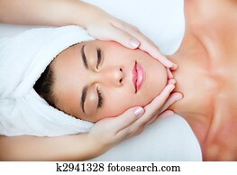 bonito, mulher jovem, recebendo, facial, massage.