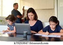 משפחה, בבית, כפי, ה, מקיף, coronavirus, (covid-19), כוחות, הרבה, עובדים, ו, סטודנטים, לעבוד, ו, למד, מ, בית