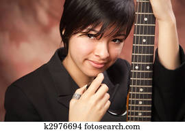 Multiethnic 女の子 ポーズを取る で 電気 ギター 写真館 イメージ館 K Fotosearch