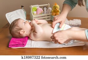 mãe, diaper variável, de, adorável, bebê