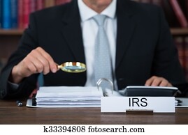 revisor contas, examinando, documentos, com, lupa, tabela