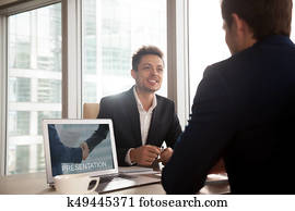 sonriente, inversión, corredor, actuación, presentación, en, computador portatil, pantalla