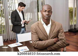 heiter, jung, afrikanischer mann, in, formalwear, beibehaltung, verschränkte arme