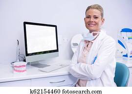 דמות, של, לחייך, רופא שניים, לעבוד, בזמן, לשבת, על ידי, מחשב