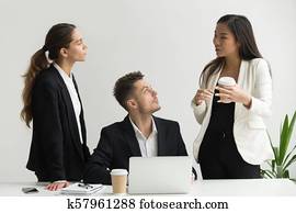 asiático, mujer de negocios, explicar, nueva corporación mercantil, enfoque, a, millenni