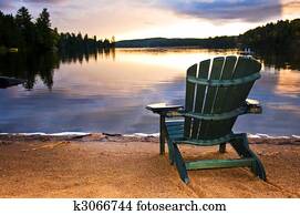 cadeira madeira, em, pôr-do-sol praia