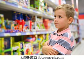menino, olha, prateleiras, com, brinquedos, em, loja