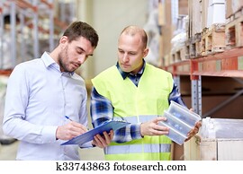 trabalhador, e, homens negócios, com, área de transferência, em, armazém