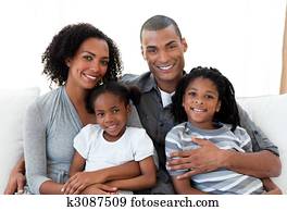 familia cariñosa, se sentar sobre el sofá, juntos