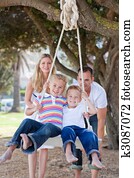 joyeux, parents, pousser, leur, enfants, sur, a, balançoire