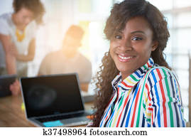 bild, von, a, succesful, ungezwungenes unternehmen, woman, laptop-computer benutzt, während, versammlung