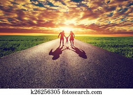familie, gange, på, lang, rett, vei, måte, mot, solnedgang, sol