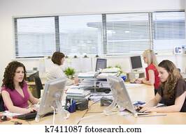 frauen, arbeitende, in, ein, büro